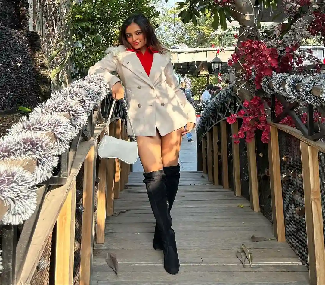 Festive Layers for a Modern White Christmas