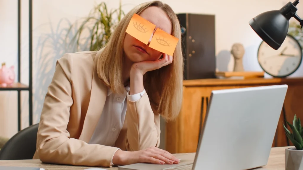 woman using laptop (3)