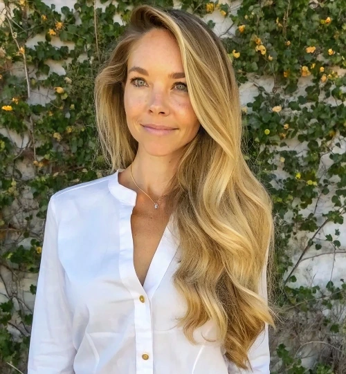 Honeyed Waves Flowing Work Hairstyles for Natural Sophistication