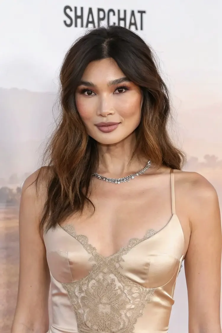 Effortless Summer Waves – Medium-Length Cut with Natural Texture