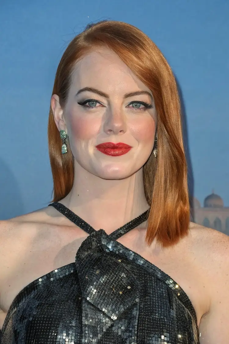 Sleek and Stylish Medium-Length Bob with Side Bangs – A Perfect Summer Haircut