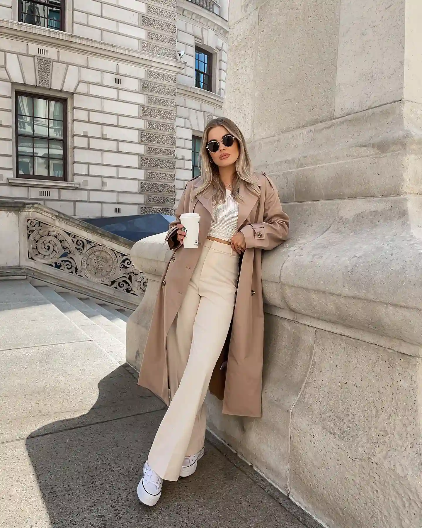 Neutral Trench Coat With Cream Layers Creates a Soft Fall City Look
