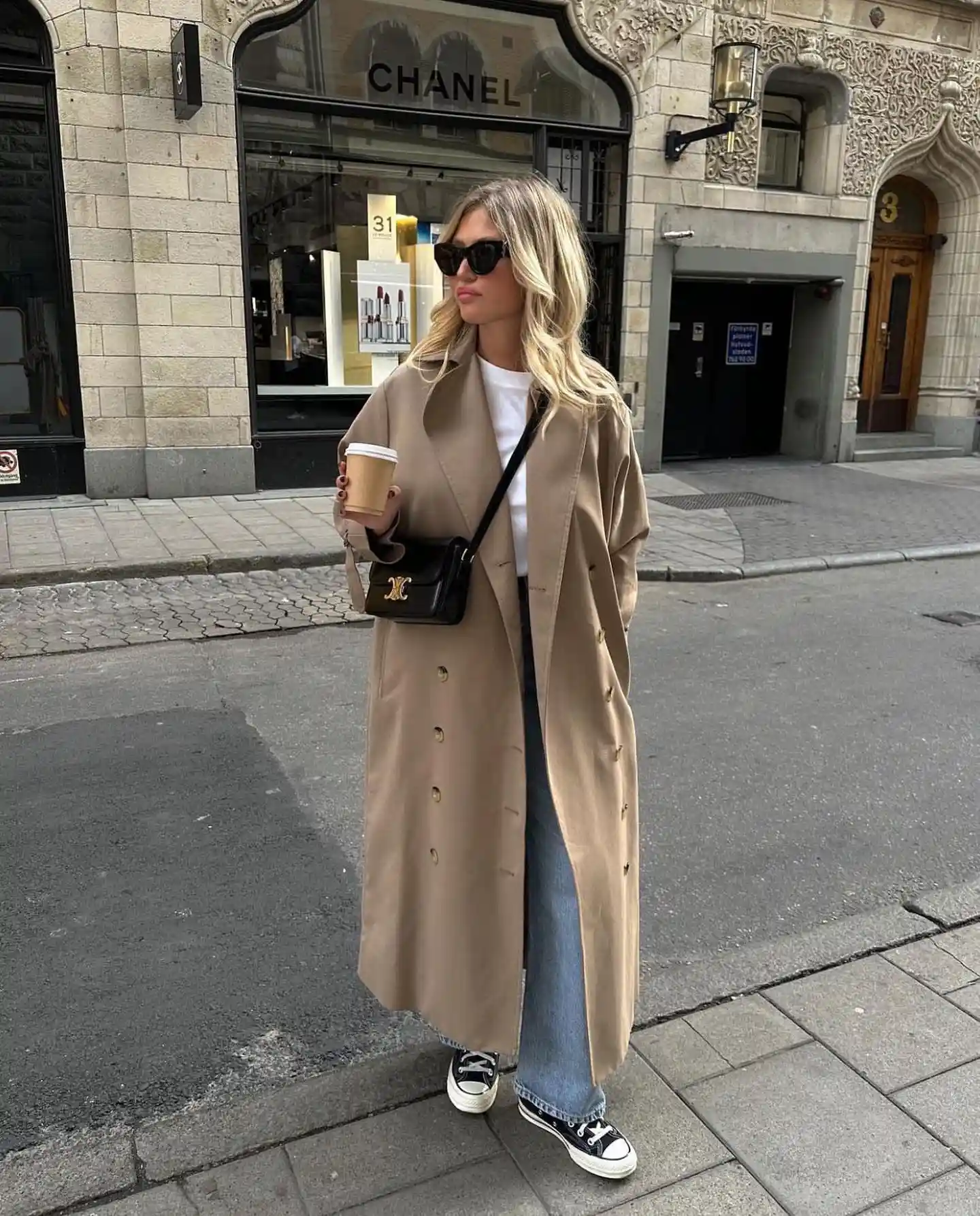 Long Beige Trench Coat With Sneakers Creates a Casual City Fall Style
