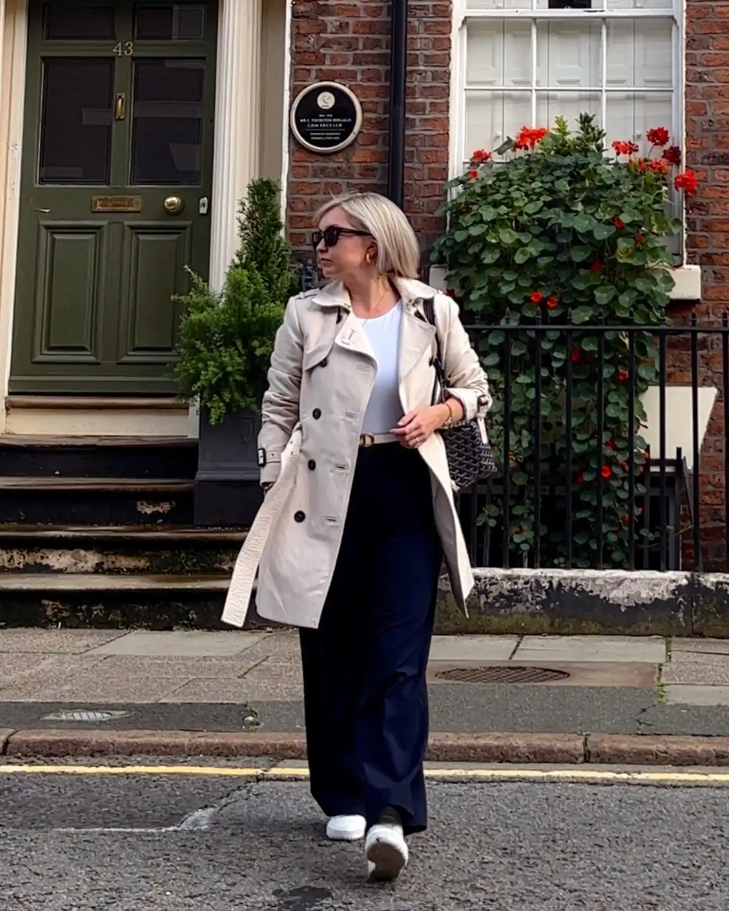 Long Trench Coat and Wide-Leg Trousers Can Still Work on a Petite Frame