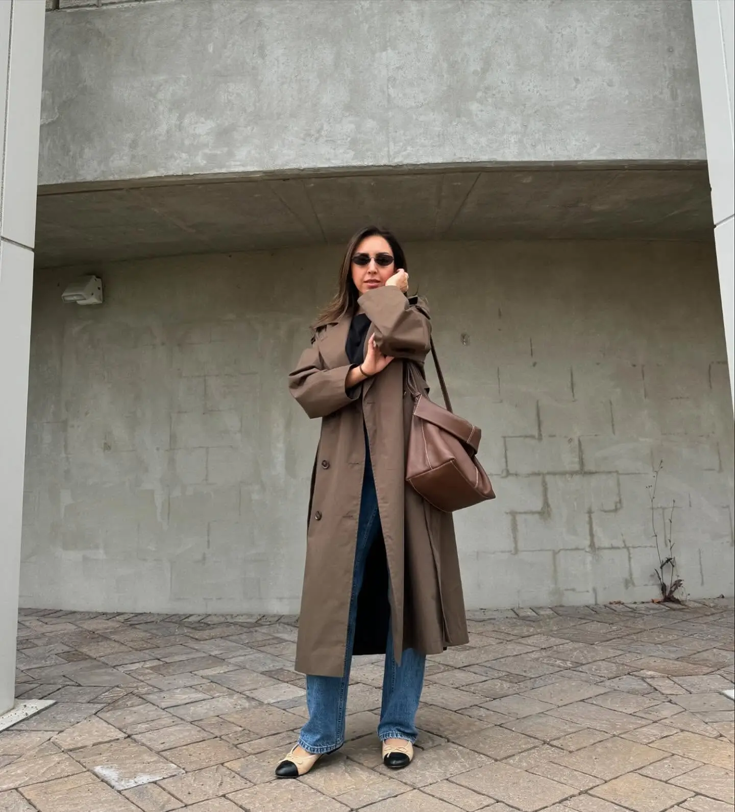 Brown Trench Coat With Dark Layers For An Everyday Fall City Look